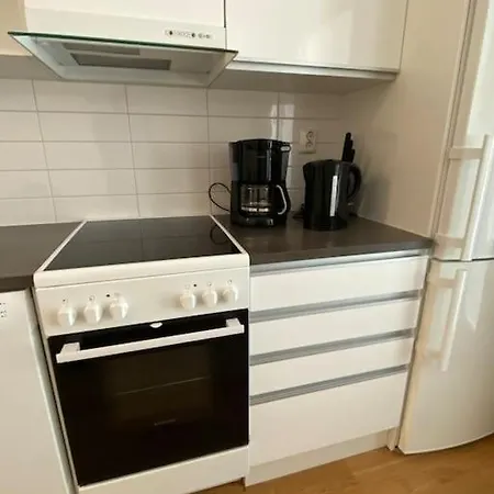 Kodikas Yksioe Laehellae Keskustaa, Sisaeltaeae Parkkipaikan