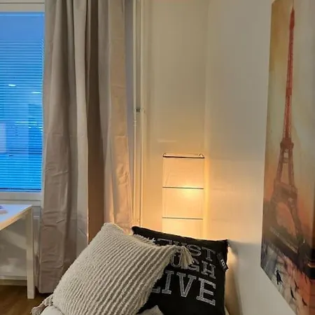 Kodikas Yksioe Laehellae Keskustaa, Sisaeltaeae Parkkipaikan Όουλου